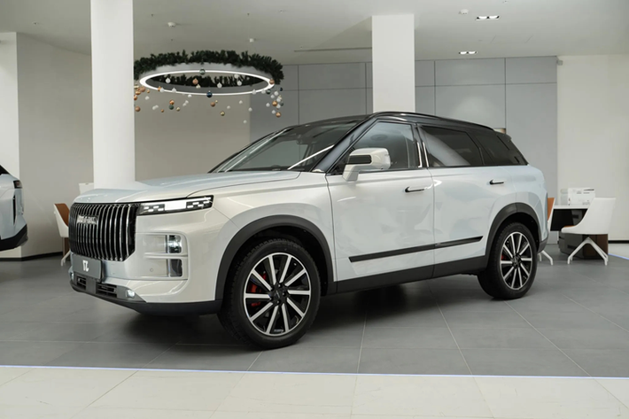 Vào thời điểm trình làng, Jaecoo J7 có giá niêm yết 799 triệu đồng trong khi con số tương ứng của J7 PHEV là 999 triệu đồng. Tuy nhiên, đến tháng 4/2025, Jaecoo J7 PHEV được giảm giá niêm yết xuống còn 969 triệu đồng để dễ tiếp cận khách hàng hơn.