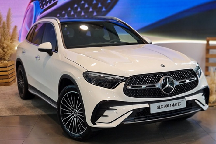 Dù ở phiên bản nào, xe cũng dùng hộp số tự động 9 cấp (9G-Tronic) và hệ dẫn động 4 bánh toàn thời gian 4Matic. Mercedes-Benz GLC hiện đang được lắp ráp tại Việt Nam. Đáng tiếc là hãng Mercedes-Benz không công bố doanh số của mẫu SUV hạng sang này.