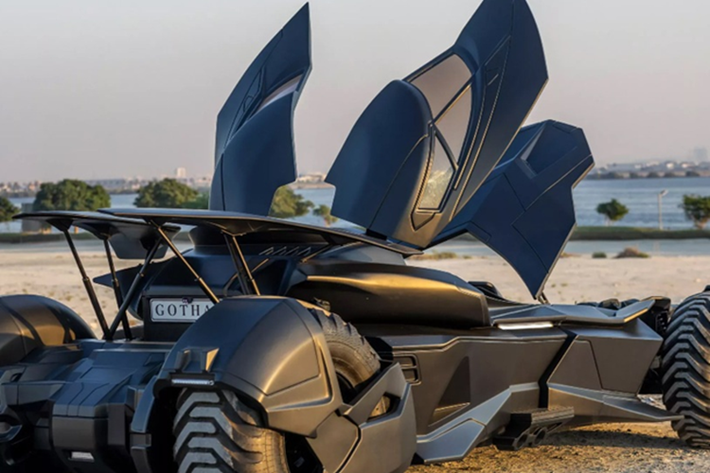 Tuy mang phong cách Batman nhưng chiếc CL55 AMG không mô phỏng thiết kế Batmobile trong các bộ phim của DC Comics, mà theo đuổi hướng đi riêng: một sự kết hợp giữa yếu tố tương lai và thực dụng, gợi nhớ đến xe chiến đấu trong các tác phẩm khoa học viễn tưởng.