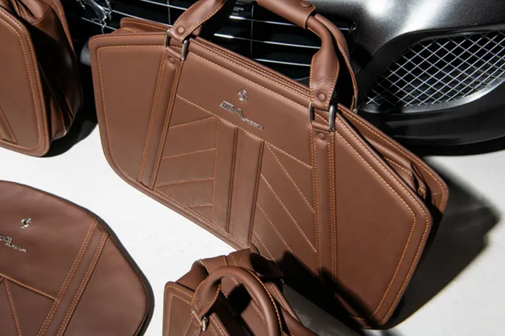 Theo tem cửa sổ đi kèm, chiếc SA Aperta này được phân bổ cho Ferrari Quebec, mặc dù xe được chế tạo cho thị trường Mỹ và giao mới đến California.