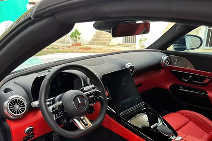 Thời gian đóng hoặc mở mui xe Mercedes-AMG SL43 thế hệ thứ 7 sẽ mất 15 giây, khách hàng chỉ cần ngồi trong khoang lái, nhấn nút, chiếc xe này sẽ tự động biến thành mui trần, hoặc đóng mui lại.