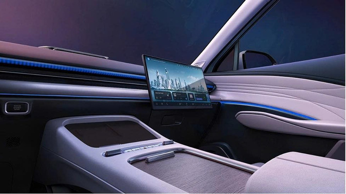 Xe hỗ trợ ra lệnh bằng giọng nói, giúp người lái dễ dàng thao tác mà không cần rời tay khỏi vô-lăng. Ngoài ra, sạc không dây công suất 50W giúp nạp nhanh các thiết bị di động, một tiện ích thiết thực trong thời đại số.