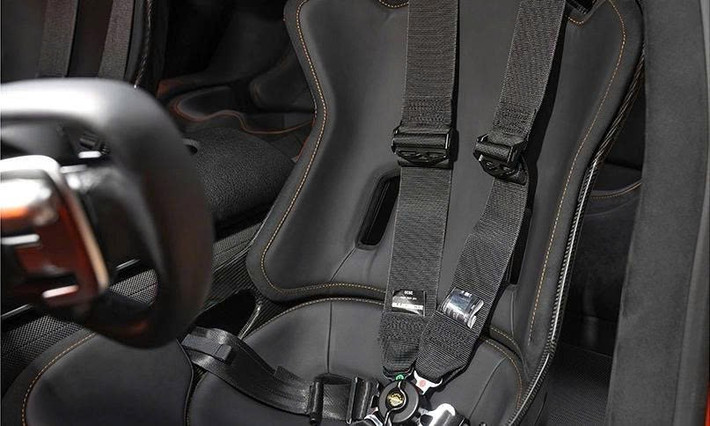 Đặc biệt, phần đệm và chất liệu nội thất được tái chế từ lốp xe đua GT3 đã qua sử dụng, với mỗi chiếc GT XX chỉ cần đúng một lốp xe để cung cấp đủ vật liệu.