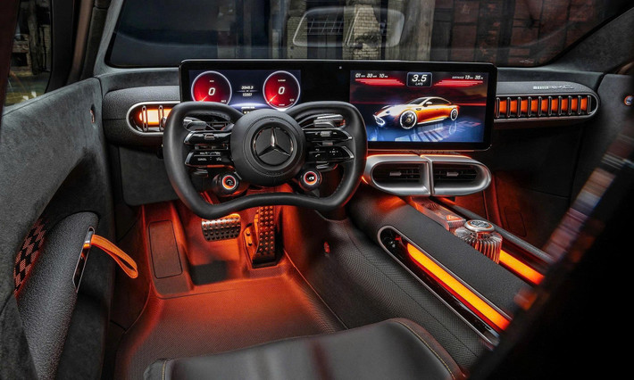 Bên trong cabin là sự pha trộn giữa thể thao, hiện đại và tính bền vững. Ghế ngồi dạng bucket seat làm từ sợi carbon, ôm trọn cơ thể người lái và có thể tùy chỉnh theo dáng người.