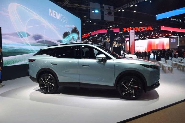 Đầu tiên là Omoda C7 bản xăng 1.6L TGDI tăng áp, kết hợp hộp số ly hợp kép 7 cấp (7DCT). Bản plug-in hybrid (PHEV), sử dụng hệ thống Super Hybrid System (SHS), có công suất tổng 255 kW (tương đương 346 mã lực), tăng tốc 0–100 km/h trong 9 giây.