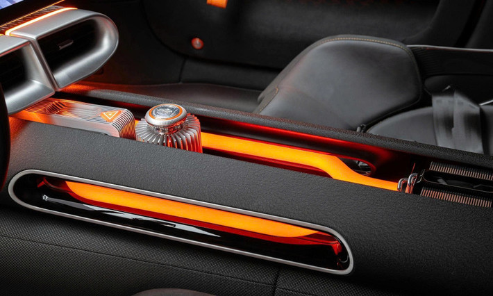 Vị trí lái nổi bật với màn hình kỹ thuật số cỡ lớn, vô-lăng kiểu Yoke tích hợp các nút điều khiển hiện đại và lẫy chuyển số, tạo cảm giác như đang cầm lái một chiến binh đến từ tương lai.