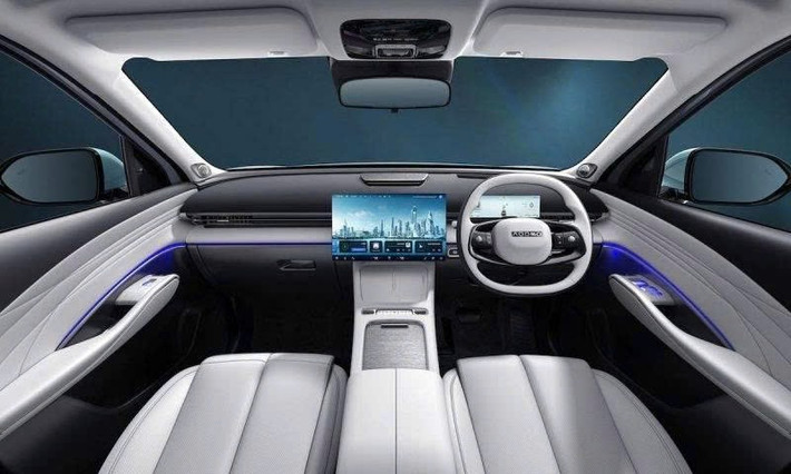 Hệ thống âm thanh 8 loa mang đến trải nghiệm nghe sống động, kết hợp với đèn viền nội thất nhiều màu sắc tùy chỉnh, tạo cảm giác không gian tương lai và cá nhân hóa cao. Vô-lăng thiết kế dạng D-cut thể thao, tích hợp các phím bấm điều khiển nhanh. Cụm đồng hồ sau vô-lăng dạng kỹ thuật số hoàn toàn, hiển thị đầy đủ các thông số vận hành theo thời gian thực.