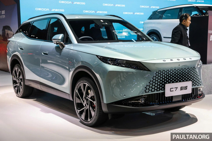 Thiết kế tổng thể mang hơi hướng trẻ trung, thời trang, tập trung vào tạo hình khí động học và các chi tiết nổi khối sắc nét, hướng đến đối tượng người dùng thành thị hiện đại. Omoda C7 sẽ được phân phối tại Việt Nam với hai phiên bản động cơ như "người anh em" Jaecoo J7 tại thị trường Việt Nam.
