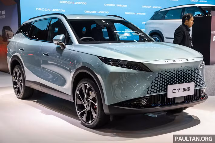 Thiết kế tổng thể mang hơi hướng trẻ trung, thời trang, tập trung vào tạo hình khí động học và các chi tiết nổi khối sắc nét, hướng đến đối tượng người dùng thành thị hiện đại. Omoda C7 sẽ được phân phối tại Việt Nam với hai phiên bản động cơ như "người anh em" Jaecoo J7 tại thị trường Việt Nam.