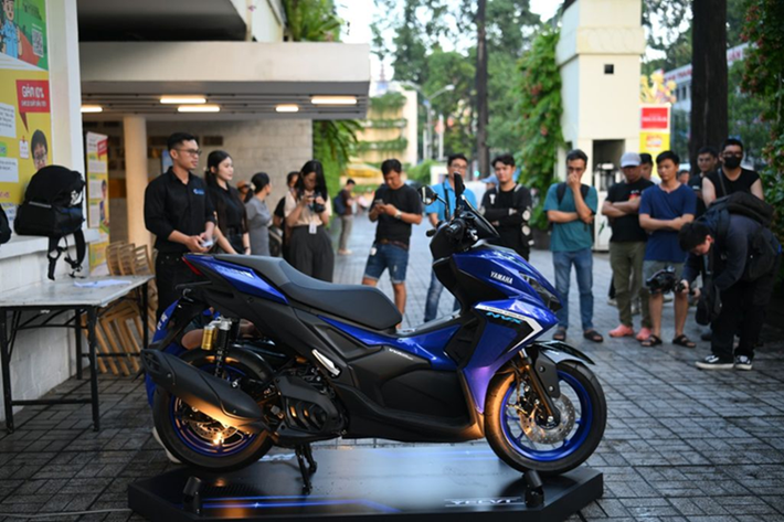 Đáng chú ý, đèn xi-nhan không còn bố trí thấp như trước, tạo nên tổng thể hài hòa và năng động hơn. Thân xe được vuốt gọn và tối giản chi tiết, tạo cảm giác liền mạch và hiện đại. Đuôi xe có phần góc cạnh, mang hình dáng mô phỏng những mẫu mô tô thể thao cỡ lớn, hướng đến nhóm khách hàng trẻ, đam mê tốc độ và cá tính.