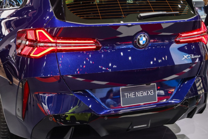 Về vận hành, BMW X3 mới dự kiến sẽ được trang bị động cơ 2.0L tăng áp kết hợp công nghệ hybrid nhẹ (MHEV). Bản xDrive20 tiêu chuẩn cho công suất khoảng 190 mã lực, trong khi bản xDrive30 mạnh hơn có thể đạt 255 mã lực, tương tự các phiên bản tại châu Âu.