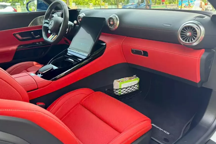 Cụm đèn pha LED mới có hình tam giác, phần hốc gió trước được nối liền, tiếp đến là hốc gió bên tích hợp thêm 2 thanh chia gió nhỏ. Dòng xe thể thao Mercedes-AMG SL43 còn sẽ được trang bị la-zăng mới, đa chấu kép, thể thao, như xe trong bài, chi tiết này màu bạc cùng kẹp phanh màu vàng.