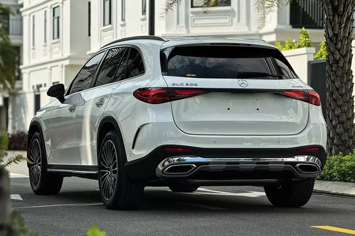 So với giá niêm yết 2,299 tỷ đồng, GLC 200 4Matic giảm giá đến hơn 100 triệu đồng. Với Mercedes-Benz GLC 300 4Matic, mức giảm giá cao hơn nhiều, lên đến 400 triệu đồng. Giá niêm yết của GLC 300 4Matic là 2,839 tỷ đồng nhưng giá thực tế tại đại lý chỉ còn hơn 2,4 tỷ đồng. Mức giảm giá của GLC 300 4Matic đủ để mua một chiếc xe hạng A mới như Hyundai Grand i10 và Kia Morning.