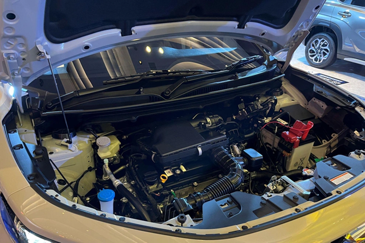 Gói này gồm có hệ thống kiểm soát hành trình thích ứng, cảnh báo điểm mù, hỗ trợ giữ làn đường, cảnh báo phương tiện cắt ngang khi lùi, cảnh báo/ngăn lệch làn đường và hỗ trợ đèn pha. Nằm bên dưới nắp ca-pô của Suzuki Fronx là 2 tùy chọn động cơ.