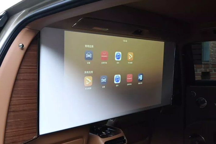 Nội thất được chế tác thủ công theo phong cách sang trọng với các chi tiết pha lê đánh bóng bằng tay, phụ kiện kim loại đúc chính xác 1 mm ở nhiệt độ 1300°C và da semi-aniline toàn phần. Gỗ ốp nội thất trải qua quá trình chọn vân nghiêm ngặt với tỷ lệ loại bỏ hơn 99% và đánh bóng trong 480 giờ.