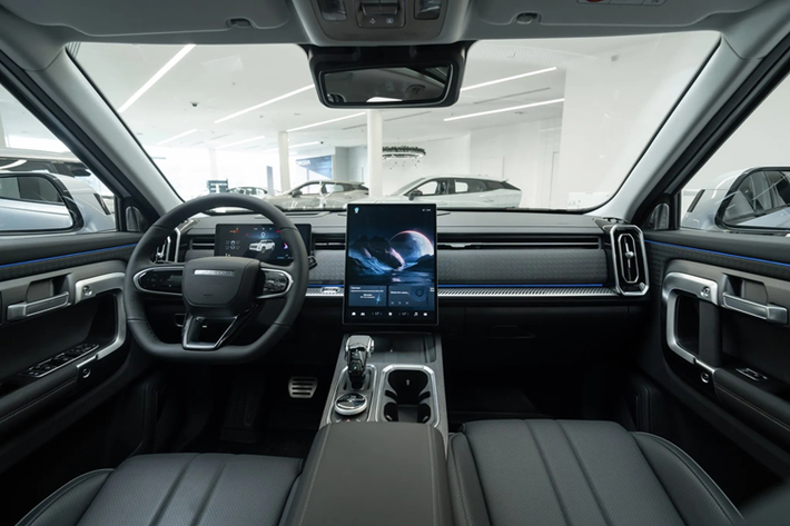 Trong khi đó, Jaecoo J7 PHEV được trang bị hệ truyền động plug-in hybrid có tên Super Hybrid System (SHS), bao gồm máy xăng 4 xi-lanh, tăng áp, dung tích 1.5L và mô-tơ điện, cho tổng công suất lên tới 342 mã lực cùng mô-men xoắn cực đại 525 Nm. Ngoài ra, xe còn có hộp số DHT chuyên biệt cho xe hybrid và pin lithium-sắt-photphat (LFP) với dung lượng 18,3 kWh.