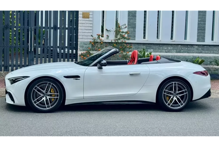 Chiếc xe thể thao mui trần Mercedes-AMG SL43 này chỉ mới chạy hơn 2.000 km, quá xứng đáng để ai đó cân nhắc mua nó, thay vì xe mới với 2 lý do, đó là với odo này chẳng khác gì xe mới 99%, lại còn rẻ hơn 2 tỷ, vì đang được chào bán 5.95 tỷ đồng.