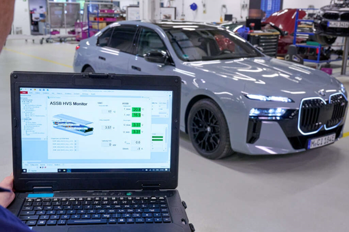 BMW và Mercedes đang chạy đua để thử nghiệm và đưa pin thể rắn cho xe điện vào xe thương mại chính thức càng sớm càng tốt. Mercedes-Benz tiết lộ vào tháng 2 năm nay rằng họ đã bắt đầu thử nghiệm công nghệ pin thể rắn trên đường công cộng với một nguyên mẫu EQS.