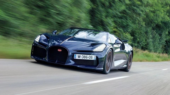 Bugatti Mistral là mẫu xe mui trần cuối cùng sử dụng động cơ W16 huyền thoại trước khi Bugatti chuyển sang kỷ nguyên điện hóa. Hãng đã thay đổi ngôn ngữ thiết kế để tối ưu khí động học, giúp xe đạt vận tốc 454 km/h ngay cả khi mở mui, với động cơ mạnh đến 1.210 mã lực khi mở mui. Ảnh: Daniel Wollstein, courtesy of Bugatti Automobiles S.A.S.