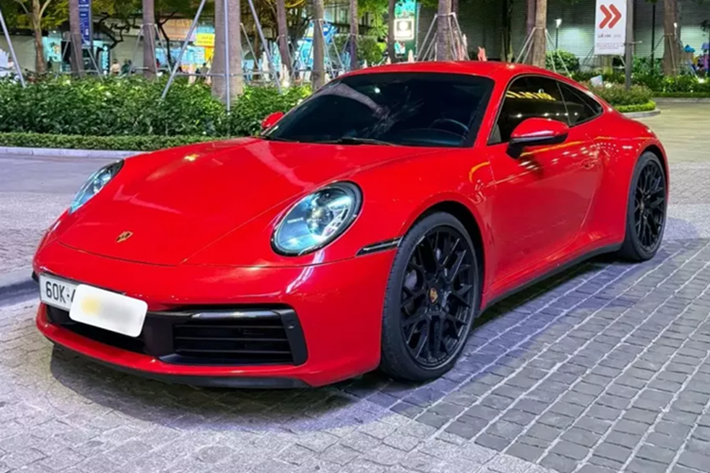 Điều thú vị là chiếc Porsche 911 màu đỏ này từng thuộc sở hữu của 1 đại gia tiền ảo, đã bị bắt, và sở hữu dàn xe rất khủng trước khi bán về cho 1 doanh nhân ở Đồng Nai. Sau hơn 1 năm trải nghiệm, chủ xe đã rao bán và 1 tay chơi Hà Nội đã mua về với giá gần 6 tỷ đồng.