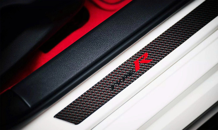 Nội thất bổ sung thêm đèn chào mừng Type R, giá để cốc và sàn để chân cao cấp. Mỗi xe kèm hộp quà được đánh số, gồm móc khóa carbon, thảm sàn cá nhân hóa và áo trùm xe.