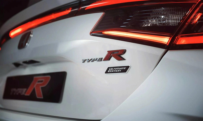 Honda không công bố thông số kỹ thuật riêng cho bản Ultimate Edition, nhiều khả năng vẫn sử dụng động cơ xăng 2.0L tăng áp công suất 315 mã lực, mô-men xoắn 420 Nm, hộp số sàn 6 cấp. Tăng tốc 0–100 km/h trong 5,4 giây, tốc độ tối đa 275 km/h.