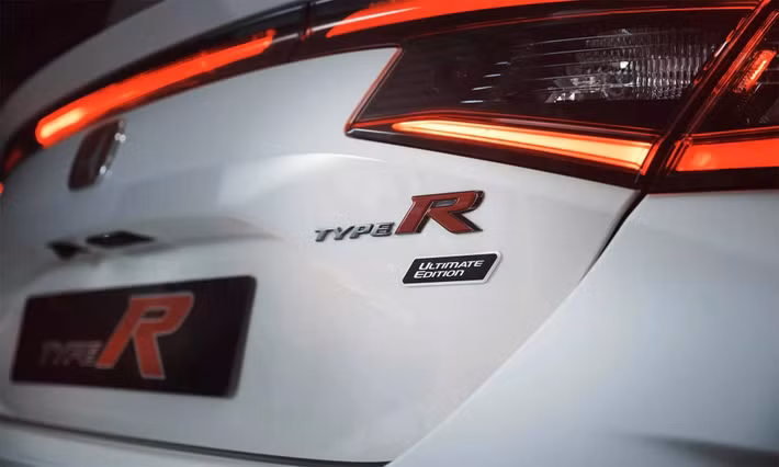 Honda không công bố thông số kỹ thuật riêng cho bản Ultimate Edition, nhiều khả năng vẫn sử dụng động cơ xăng 2.0L tăng áp công suất 315 mã lực, mô-men xoắn 420 Nm, hộp số sàn 6 cấp. Tăng tốc 0–100 km/h trong 5,4 giây, tốc độ tối đa 275 km/h.