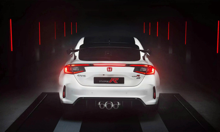 Phiên bản đặc biệt sở hữu thiết kế màu trắng với sọc đỏ thể thao, điểm xuyết chi tiết sợi carbon như cánh gió, cụm đèn hậu, viền cửa và bảng điều khiển trung tâm.