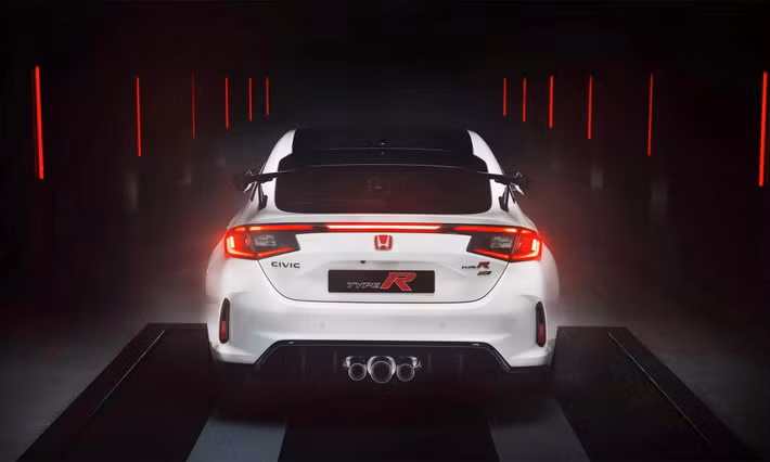 Phiên bản đặc biệt sở hữu thiết kế màu trắng với sọc đỏ thể thao, điểm xuyết chi tiết sợi carbon như cánh gió, cụm đèn hậu, viền cửa và bảng điều khiển trung tâm.