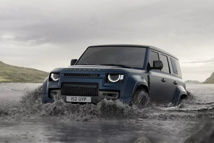 Ngoại thất của Defender 2026 không được thay đổi mạnh tay, nhưng vẫn đủ tạo ra sự khác biệt với các chi tiết tinh chỉnh ở cụm đèn pha và đèn hậu. Đèn pha được thiết kế sắc sảo hơn, đồ họa ánh sáng đặc trưng, trong khi đèn hậu dạng phẳng theo kiểu “mắt kính” đặt dọc, hoàn thiện bằng lớp sơn tối màu. Đèn sương mù nay trở thành trang bị tiêu chuẩn.