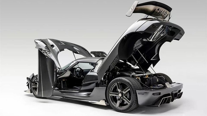 Tháng 11/2017, Koenigsegg Agera RS đã xác lập vận tốc trung bình hai chiều 447 km/h trên một đoạn đường bị phong tỏa tại Nevada. Khi sử dụng nhiên liệu E85, xe đạt công suất 1.360 mã lực. "Đây là yêu cầu từ chính khách hàng và chúng tôi đã chứng minh rằng một chiếc xe thương mại có thể làm được những điều phi thường" đại diện Koenigsegg đã chia sẻ. Ảnh:Petersen Automotive Museum.