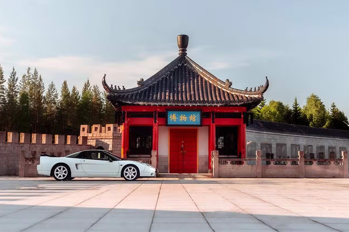 Tuy nhiên NSX lại hoàn toàn khác biệt với công nghệ cao, trọng lượng nhẹ và trong quá trình phát triển của xe còn nhận được sự góp ý của tay đua huyền thoại 3 lần vô địch F1 - Ayrton Senna. Điều này khiến NSX trở thành chiếc xe gây sốc trong ngành công nghiệp ô tô khi ra mắt tại Chicago năm 1989.