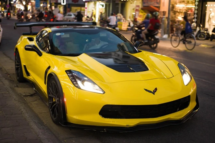 Động cơ kết hợp cùng hộp số tự động 7 cấp, nhờ đó, Chevrolet Corvette C7 Stingray chỉ mất khoảng thời gian 3,7 giây để tăng tốc lên 100 km/h từ vị trí xuất phát.