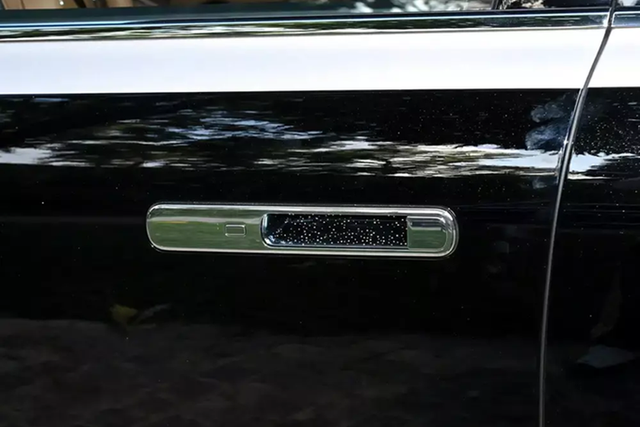 Trang bị tiện nghi đáng chú ý chính là hệ thống âm thanh cao cấp nhất trong dòng Harmony Intelligent Mobility, bao gồm 43 loa, 7.5.10 kênh độc lập và công suất 2.920 W. Trong đó, có 4 loa trên tựa đầu mỗi ghế, 10 kênh trần, thuật toán tạo không gian âm thanh thích ứng và loa tweeter có thể thu gọn với dải trầm dưới 40 Hz.