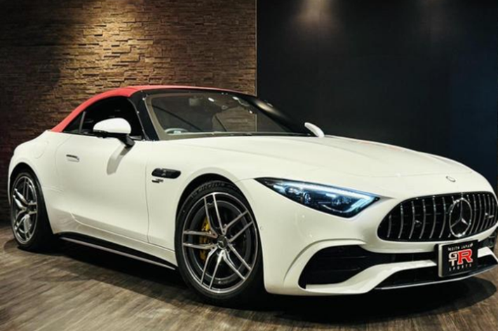 Tuy nhiên, đã có 1 số người nhanh chóng bán lại xe Mercedes-AMG SL43 chỉ sau vài nghìn km trải nghiệm, mới nhất là 1 chiếc xe Mercedes-AMG SL43 có ngoại thất màu trắng và nội thất đỏ rất đẹp mắt, đây là phối màu nội và ngoại thất rất được các đại gia Việt ưa chuộng.