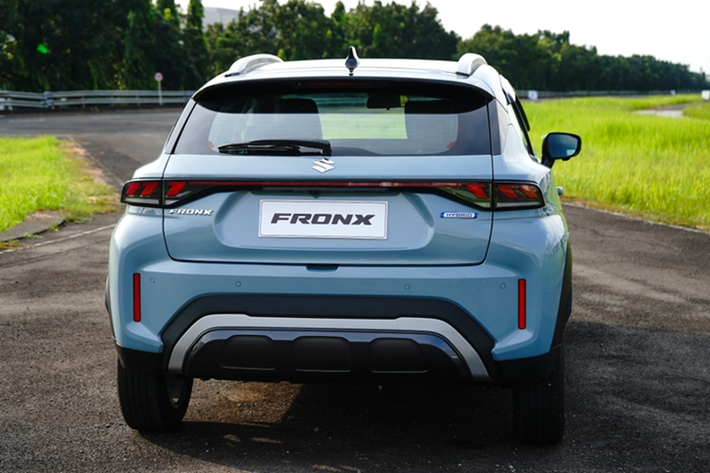 Giá bán của Suzuki Fronx tại Việt Nam vẫn còn là ẩn số. Tuy nhiên, nếu theo đúng truyền thống của thương hiệu Suzuki, Fronx dự kiến sẽ có giá bán khá cạnh tranh trong phân khúc. Ở thị trường Indonesia, mẫu SUV hạng A này có giá từ 259 - 319,9 triệu Rupiah (khoảng 409 - 505 triệu đồng).