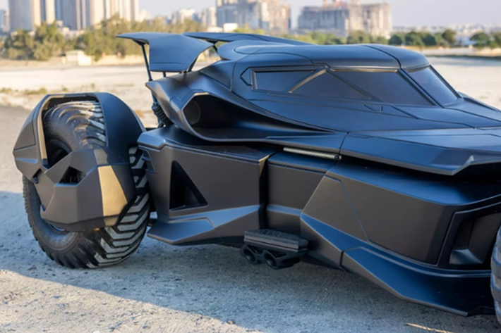 Thân xe được tạo hình lại toàn bộ từ vật liệu composite siêu nhẹ, kết hợp với bộ mâm nhôm cỡ lớn 22,5 inch cùng lốp xe địa hình chuyên dụng. Thiết kế mới tạo ra hiệu ứng thị giác mạnh mẽ và mang lại hình ảnh dữ dằn, hầm hố.