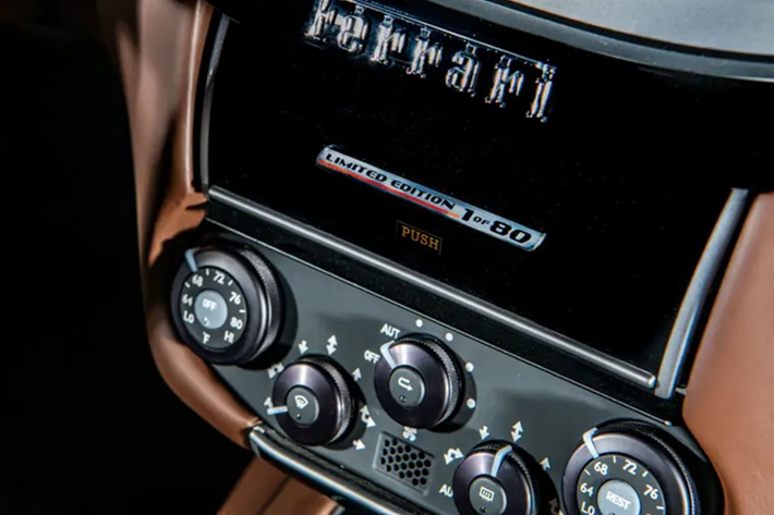 Trong số đó, khoảng 1/3 số lượng xe được cho là dành cho thị trường Mỹ. Hơn nữa, chiếc này được cho là chiếc SA Aperta duy nhất theo tiêu chuẩn Mỹ được hoàn thiện trong màu Grigio Silverstone trên toàn cầu và nội thất Cioccolato.