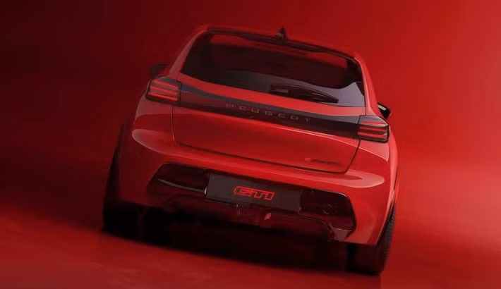 Tốc độ tối đa của xe đạt 180 km/h, mang đến trải nghiệm lái đầy phấn khích dù trong phố hay đường trường. Nguồn năng lượng đến từ gói pin CATL dung lượng 54 kWh, cho tầm hoạt động lên tới 350 km theo chuẩn WLTP, một con số lý tưởng cho giới trẻ năng động ở đô thị hiện đại.
