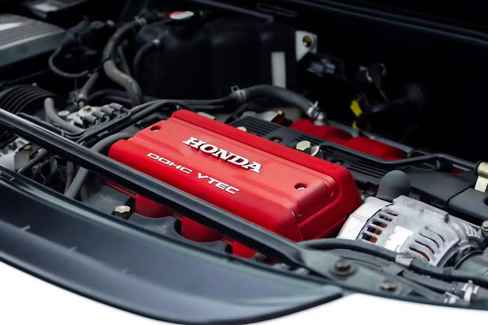 NSX có trọng lượng nhẹ hơn Porsche 911 nhưng lại cứng hơn gần 50% về cấu trúc. Xe có tính khí động học cao nhưng vẫn cuốn hút nhờ thiết kế từ Pininfarina của Ý. Với động cơ V6 3.0 lít đặt giữa, mang lại sự cân bằng trọng lượng hoàn hảo, NSX xử lý cua cực kỳ xuất sắc.