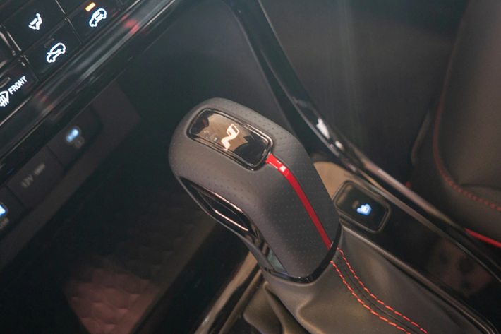 Cũng như ngoại thất, nội thất của phiên bản N Line được thiết kế theo hơi hướng thể thao. Tại đây, xe sở hữu những chi tiết màu đỏ trên mặt táp-lô, màn hình, vô lăng, cần số và ghế. Vô lăng và cần số cũng có thiết kế riêng, đi kèm logo "N". Hệ thống đèn viền trang trí nội thất màu đỏ và bộ bàn đạp ốp kim loại cũng được dành riêng cho bản N Line.