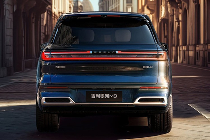 Dù chưa công bố thông số chi tiết, nhiều khả năng M9 sẽ chia sẻ cấu hình với Lynk &amp; Co 900, bao gồm động cơ xăng tăng áp 1.5L (190 mã lực/300 Nm) hoặc 2.0L (254 mã lực/350 Nm), kết hợp với mô-tơ điện trước 218 mã lực/350 Nm và mô-tơ điện sau 313 mã lực/350 Nm. Phiên bản ba mô-tơ mạnh nhất có thể đạt công suất sau lên đến 462 mã lực và 560 Nm.