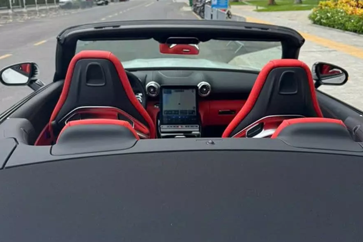 Cụm đèn pha LED mới có hình tam giác, phần hốc gió trước được nối liền, tiếp đến là hốc gió bên tích hợp thêm 2 thanh chia gió nhỏ. Dòng xe thể thao Mercedes-AMG SL43 còn sẽ được trang bị la-zăng mới, đa chấu kép, thể thao, như xe trong bài, chi tiết này màu bạc cùng kẹp phanh màu vàng.