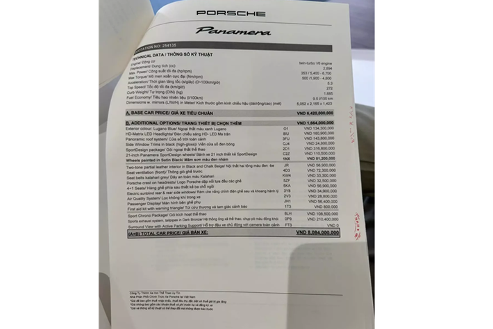 So với bản cũ, thay đổi dễ nhận thấy nhất ở ngoại hình của Porsche Panamera thế hệ thứ 3 chính là khu vực đầu xe. Tại đây, xe được trang bị lưới tản nhiệt hẹp nằm phía trên và hốc gió trung tâm rộng bên dưới.