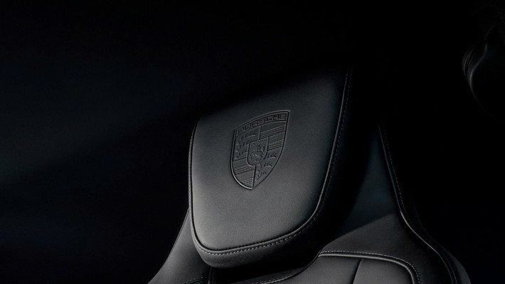 Dù mang tên “Black Edition”, Porsche vẫn cho phép khách hàng lựa chọn các màu sơn ngoại thất khác như xám Volcano, bạc Dolomite hay Ice Grey. Người dùng cũng có thể đặt thêm tùy chọn cá nhân hóa cao cấp từ bộ phận Porsche Exclusive Manufaktur nếu muốn.