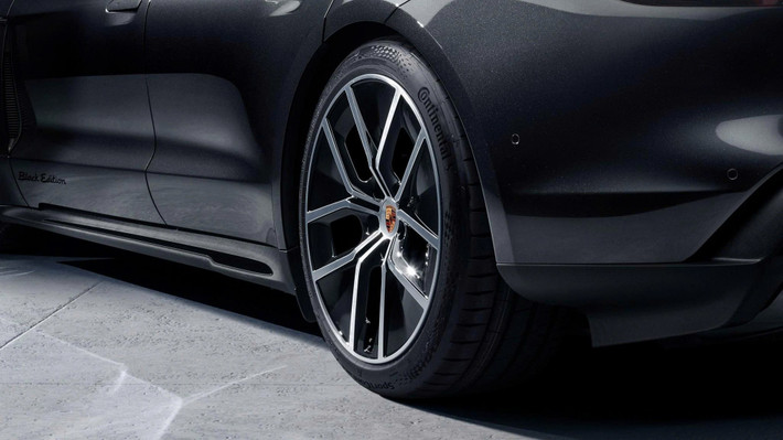 Điểm đáng chú ý nhất là Taycan Black Edition được trang bị sẵn bộ pin Performance Battery Plus dung lượng 105 kWh. Trước đây, bộ pin này chỉ là tùy chọn có giá gần 6.000 USD, nhưng nay trở thành tiêu chuẩn, giúp gia tăng đáng kể phạm vi hoạt động.