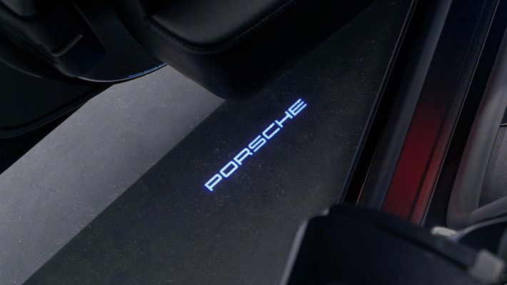 Cụ thể, phiên bản Taycan tiêu chuẩn có thể di chuyển khoảng 513 km theo chuẩn EPA, trong khi bản Taycan 4 và 4S đạt khoảng 473 km – 475 km. Đây là bước cải tiến đáng kể, giúp Taycan trở nên cạnh tranh hơn trong phân khúc xe điện hiệu năng cao.