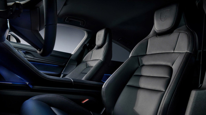 Phiên bản Taycan Black Edition được định hướng là gói cấu hình lý tưởng cho những ai không muốn phải lựa chọn từng trang bị riêng lẻ, mà vẫn có một mẫu xe thể thao, đẹp mắt và đầy đủ công nghệ.