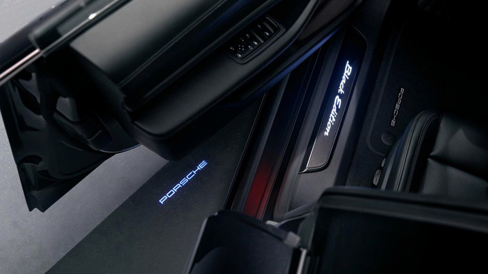 Khoang nội thất của Taycan Black Edition được hoàn thiện tỉ mỉ với ghế chỉnh điện 14 hướng kèm nhớ vị trí, tựa đầu thêu logo Porsche, trần xe màu đen, hệ thống đèn nội thất viền LED. Xe được trang bị dàn âm thanh vòm Bose hỗ trợ Dolby Atmos, tích hợp hệ thống Porsche Electric Sport Sound mang lại trải nghiệm lái thể thao và cảm xúc hơn.