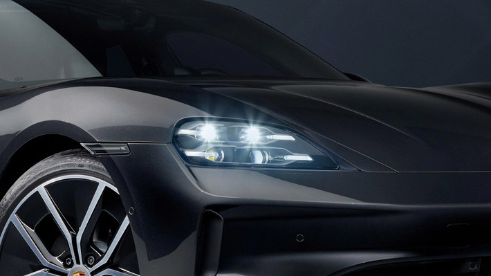 Dòng chữ "Porsche" phát sáng phía sau và bộ mâm 21 inch cũng được hoàn thiện theo phong cách tối màu. Logo trên nắp mâm, viền cửa sổ, ốp chìa khóa và bệ bước đều mang dấu ấn “Black Edition”, tạo nên tổng thể hài hòa, cao cấp và khác biệt.